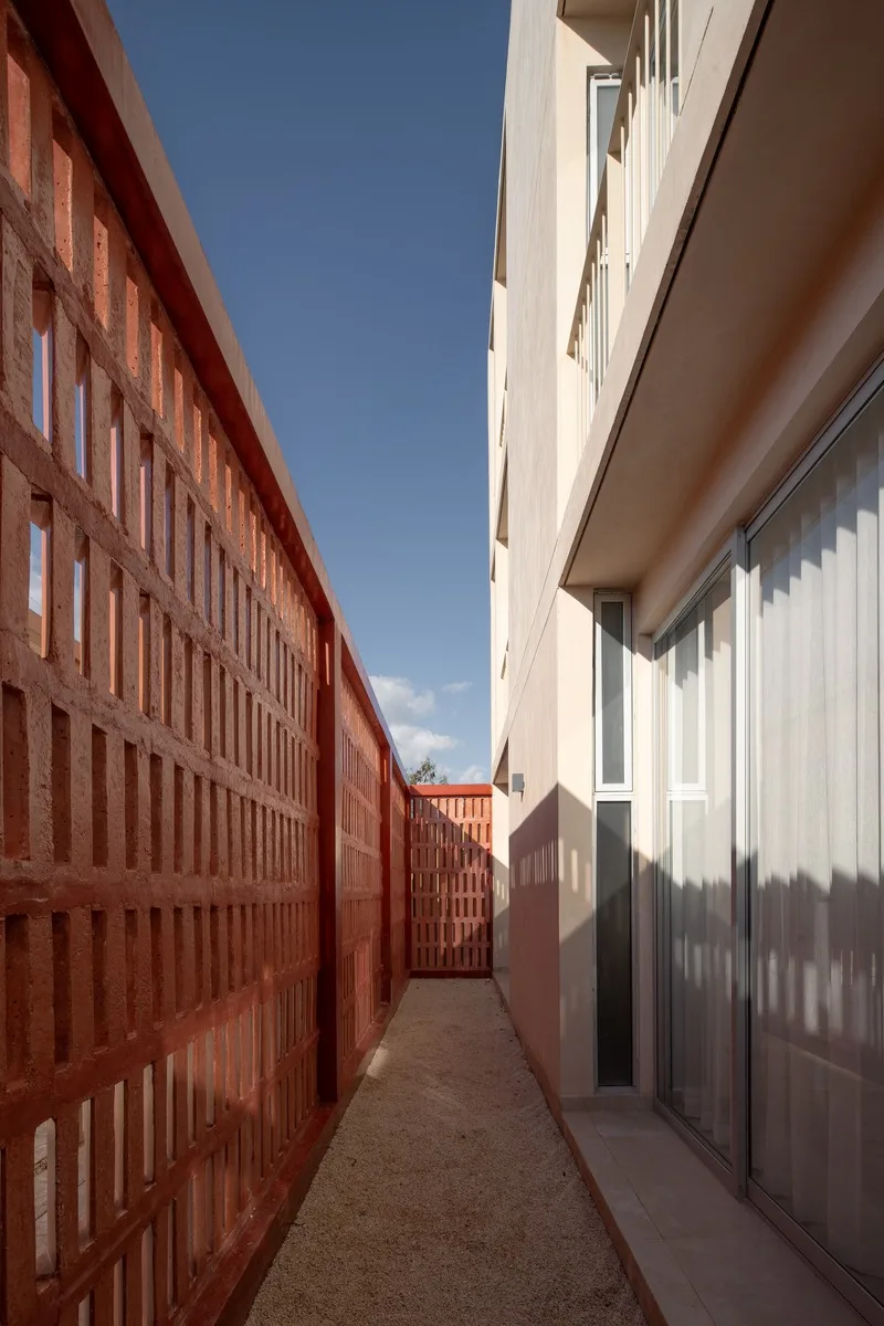 Pasillo exterior de Teana junto a la celosía de barro