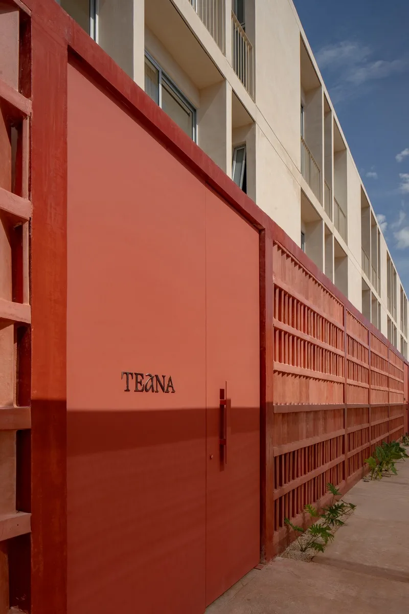 Portón de acceso de Teana en celosía de barro con el logotipo