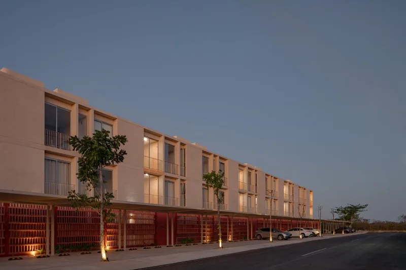 Fachada de Teana al atardecer